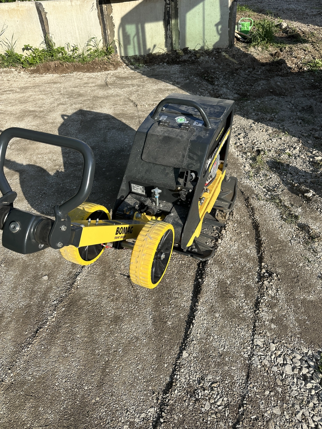 Baggerpark Rottenburg - Baggervermietung - Bei dem abgebildeten Artikel handelt es sich um einen Rüttelplattenverdichter von BOMAG, der typischerweise zum Verdichten von Erde, Asphalt und körnigen Materialien eingesetzt wird.
